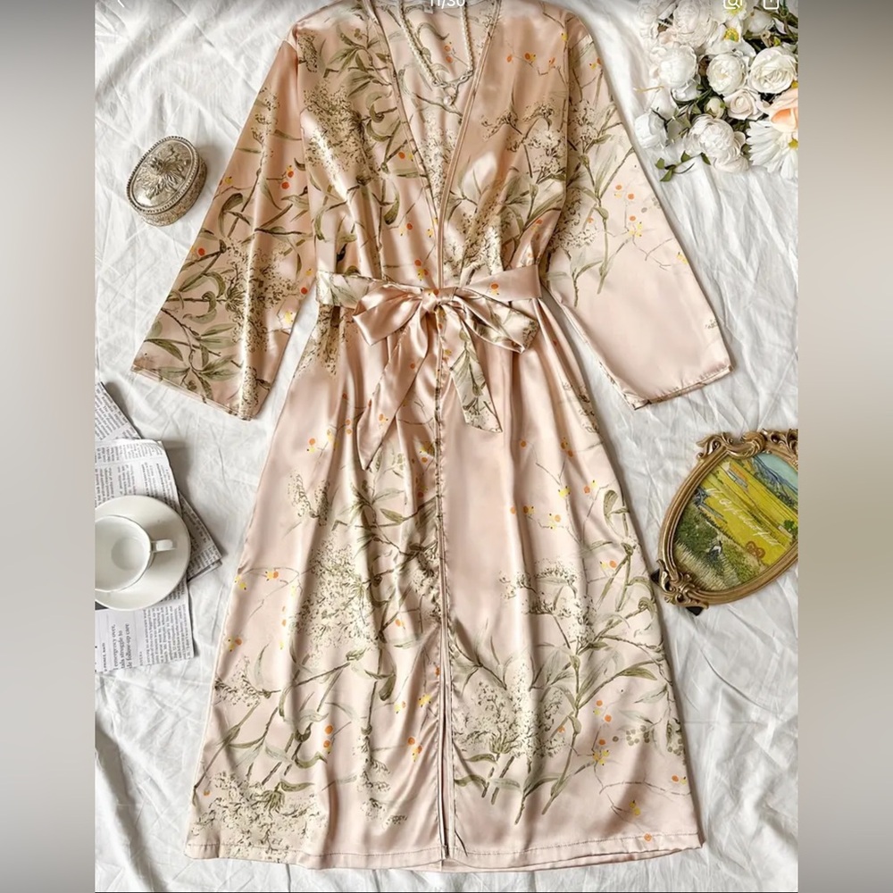 Beautiful satin robe - Picture 6 of 6